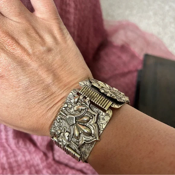 Vintage Art Nouveau Romantic Fleur de Lis Gold Metal Bracelet - Picture 5 of 5